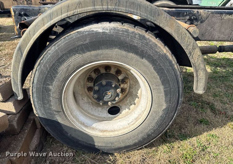 image for item EG7929 2014 Freightliner Business Class M2 truck cab and chassis