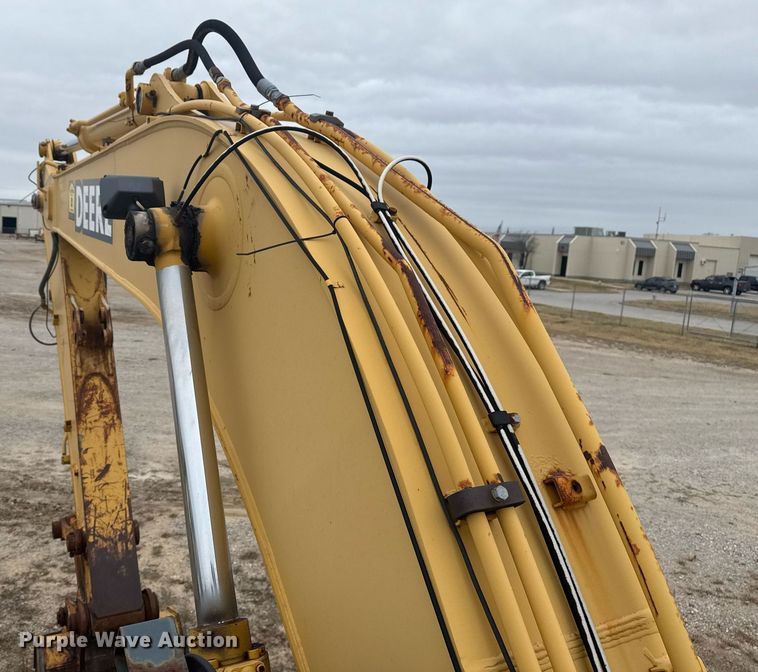 image for item EG7934 2005 John Deere 200C LC excavator