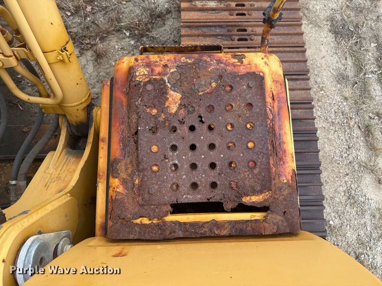 image for item EG7934 2005 John Deere 200C LC excavator