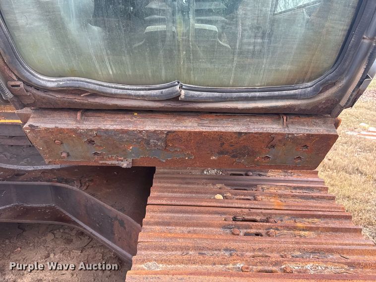 image for item EG7934 2005 John Deere 200C LC excavator