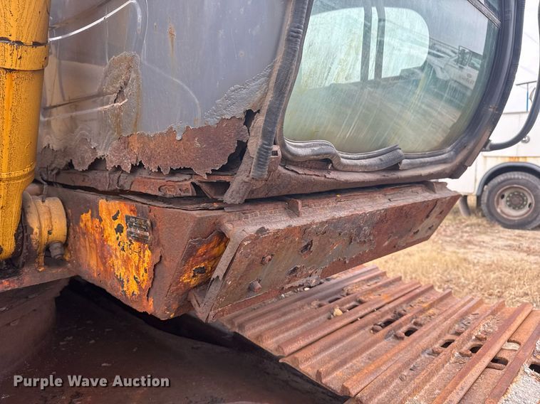 image for item EG7934 2005 John Deere 200C LC excavator