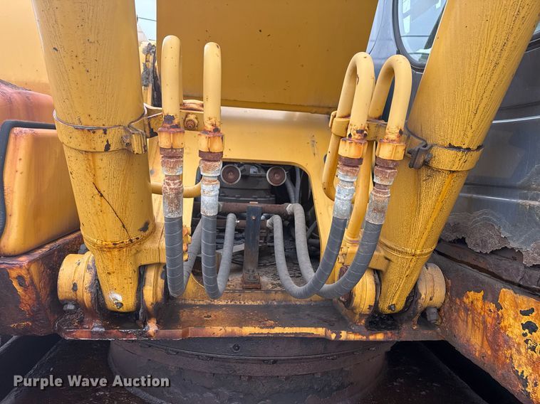 image for item EG7934 2005 John Deere 200C LC excavator