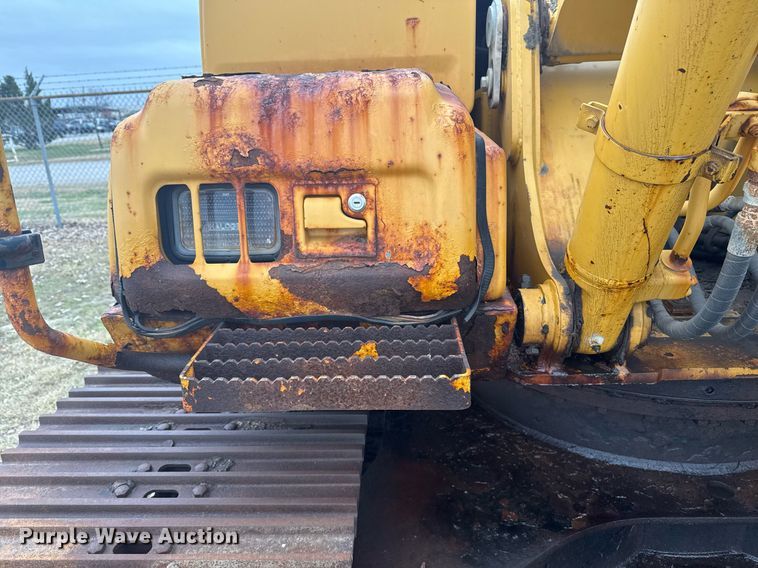 image for item EG7934 2005 John Deere 200C LC excavator