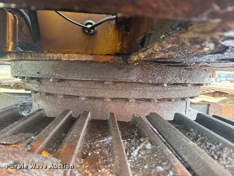 image for item EG7934 2005 John Deere 200C LC excavator