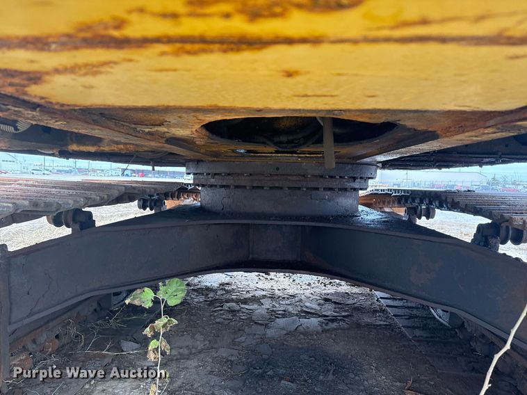 image for item EG7934 2005 John Deere 200C LC excavator