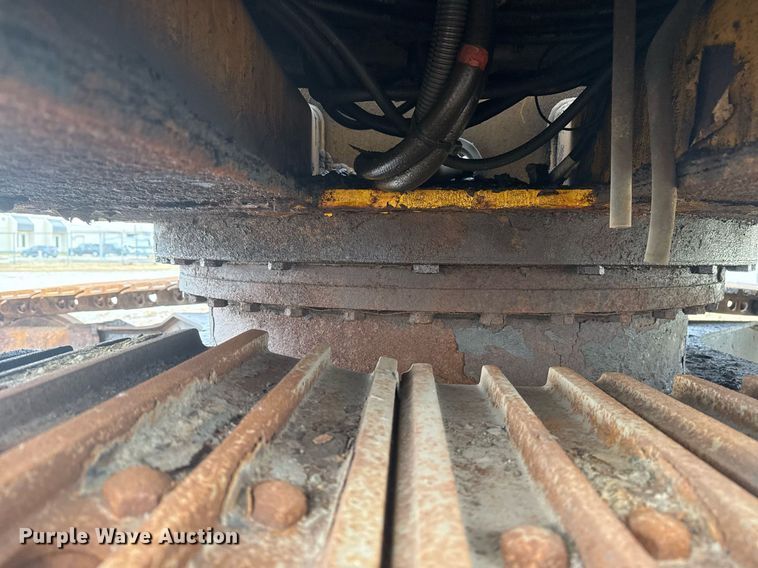 image for item EG7934 2005 John Deere 200C LC excavator