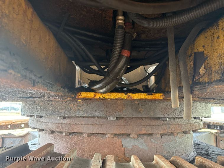 image for item EG7934 2005 John Deere 200C LC excavator