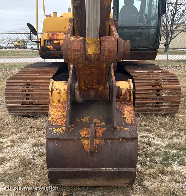 image for item EG7934 2005 John Deere 200C LC excavator