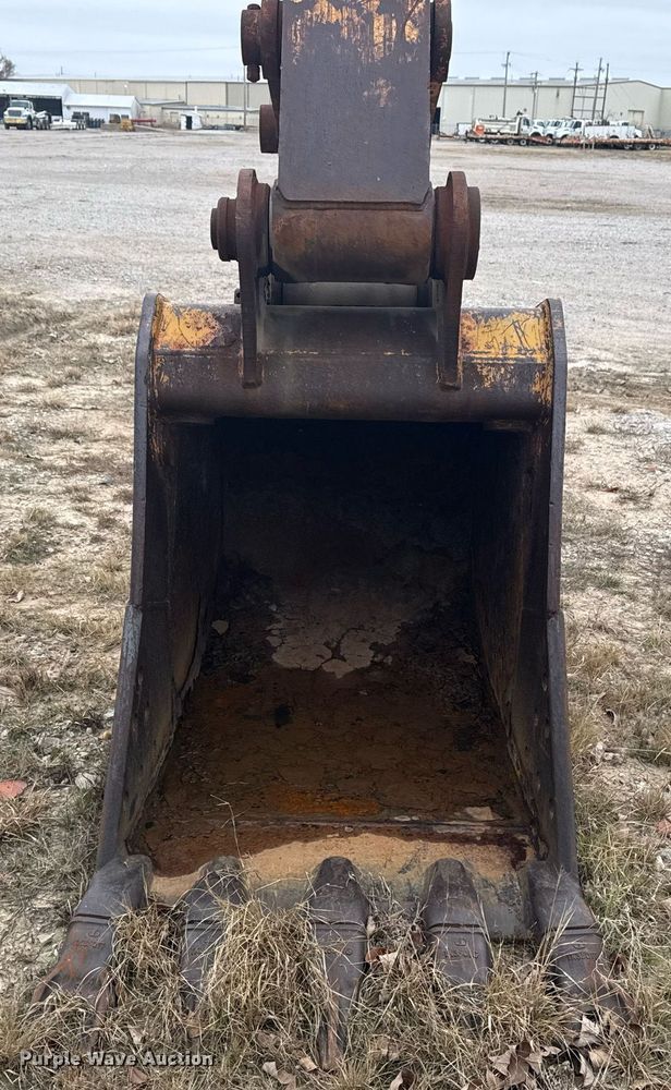 image for item EG7934 2005 John Deere 200C LC excavator