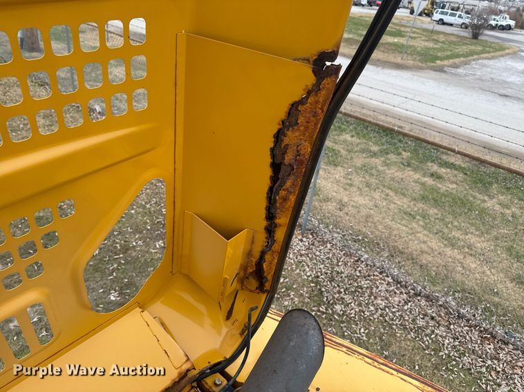 image for item EG7934 2005 John Deere 200C LC excavator