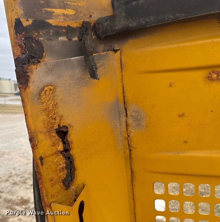 image for item EG7934 2005 John Deere 200C LC excavator