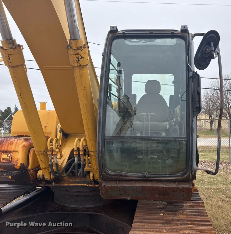 image for item EG7934 2005 John Deere 200C LC excavator