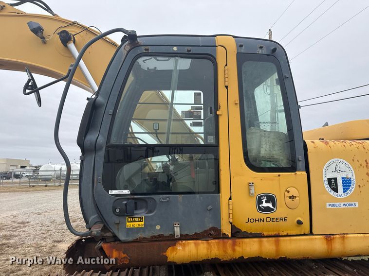 image for item EG7934 2005 John Deere 200C LC excavator