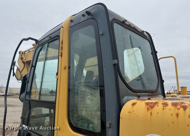image for item EG7934 2005 John Deere 200C LC excavator