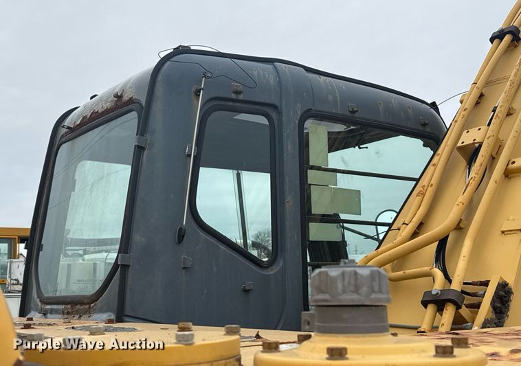 image for item EG7934 2005 John Deere 200C LC excavator