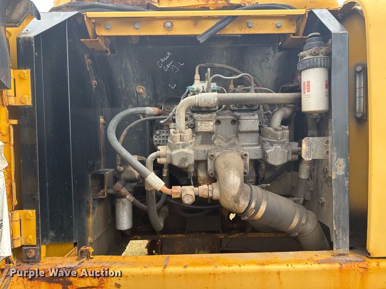 image for item EG7934 2005 John Deere 200C LC excavator