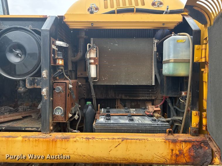 image for item EG7934 2005 John Deere 200C LC excavator