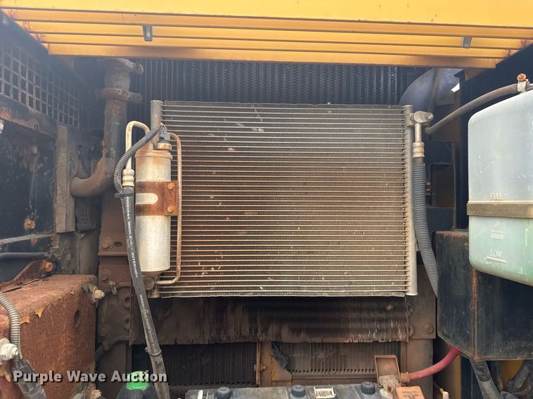 image for item EG7934 2005 John Deere 200C LC excavator