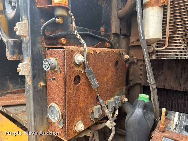 image for item EG7934 2005 John Deere 200C LC excavator