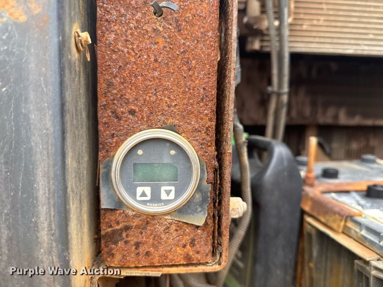 image for item EG7934 2005 John Deere 200C LC excavator