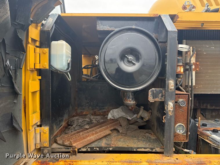 image for item EG7934 2005 John Deere 200C LC excavator