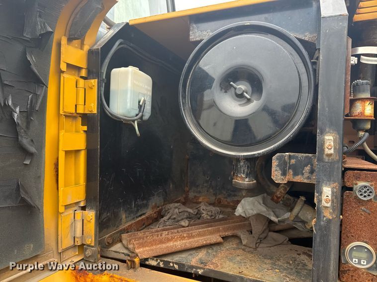 image for item EG7934 2005 John Deere 200C LC excavator