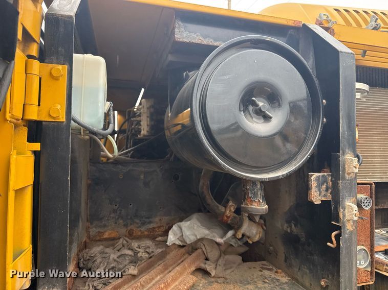 image for item EG7934 2005 John Deere 200C LC excavator