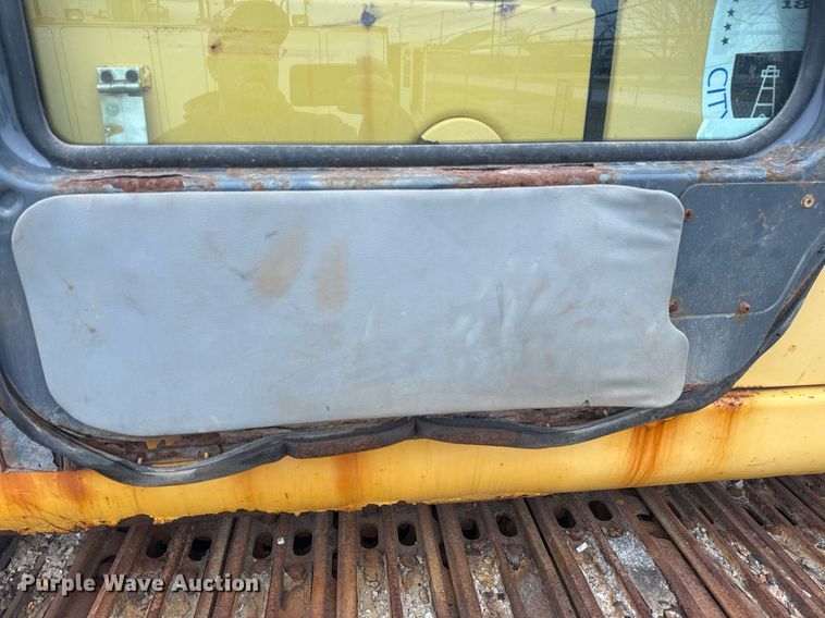 image for item EG7934 2005 John Deere 200C LC excavator