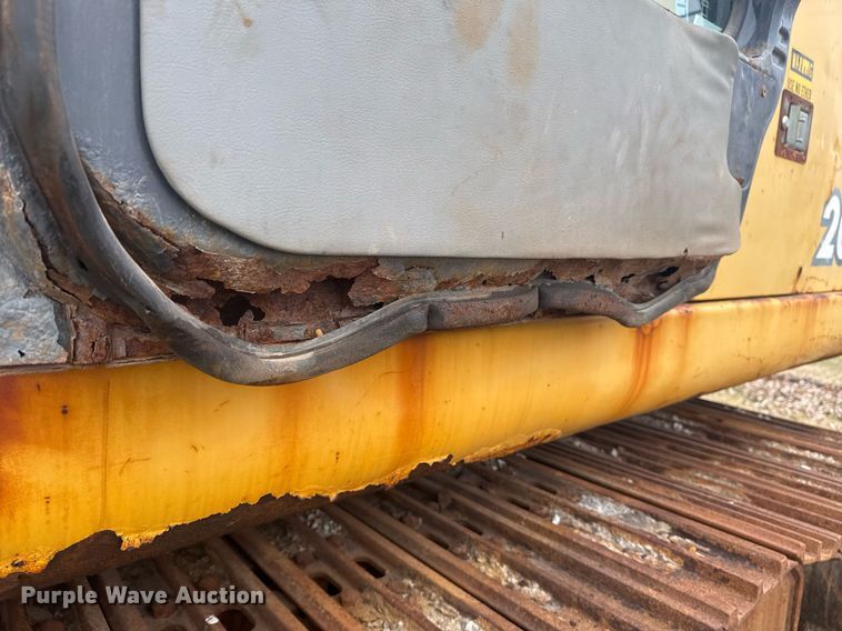 image for item EG7934 2005 John Deere 200C LC excavator