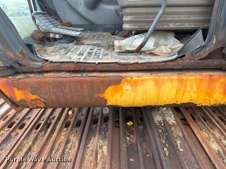 image for item EG7934 2005 John Deere 200C LC excavator