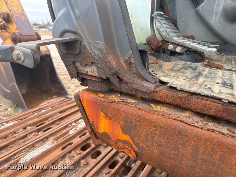 image for item EG7934 2005 John Deere 200C LC excavator