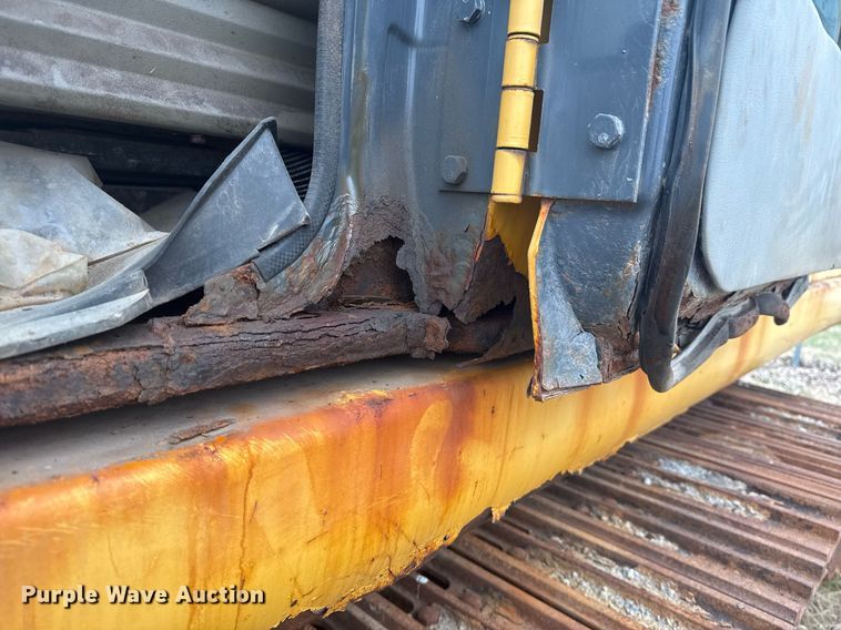 image for item EG7934 2005 John Deere 200C LC excavator