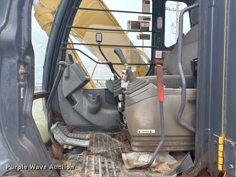 image for item EG7934 2005 John Deere 200C LC excavator