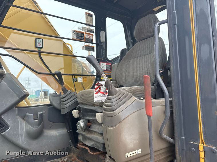 image for item EG7934 2005 John Deere 200C LC excavator