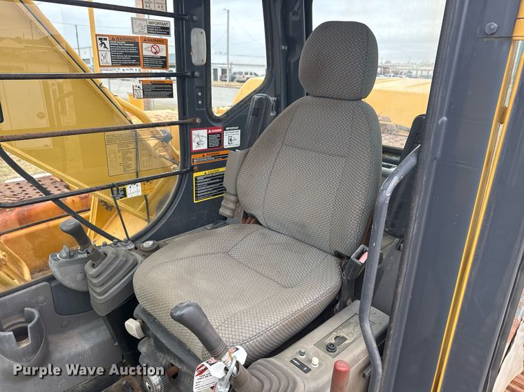 image for item EG7934 2005 John Deere 200C LC excavator