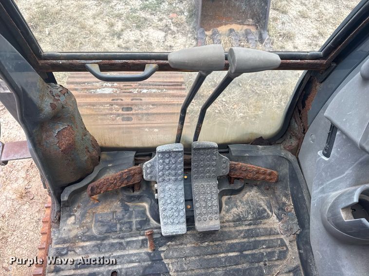 image for item EG7934 2005 John Deere 200C LC excavator