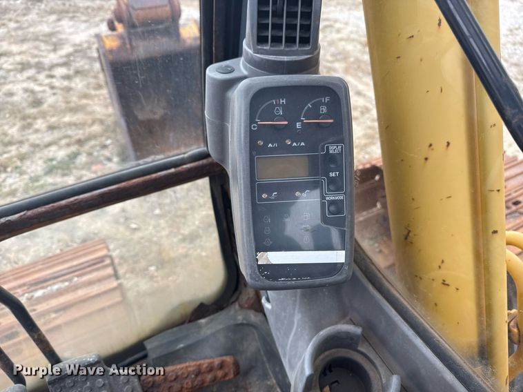 image for item EG7934 2005 John Deere 200C LC excavator