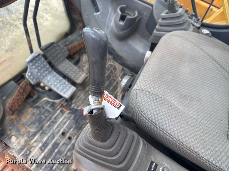 image for item EG7934 2005 John Deere 200C LC excavator