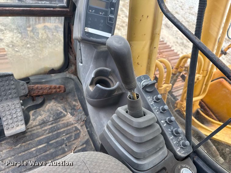 image for item EG7934 2005 John Deere 200C LC excavator