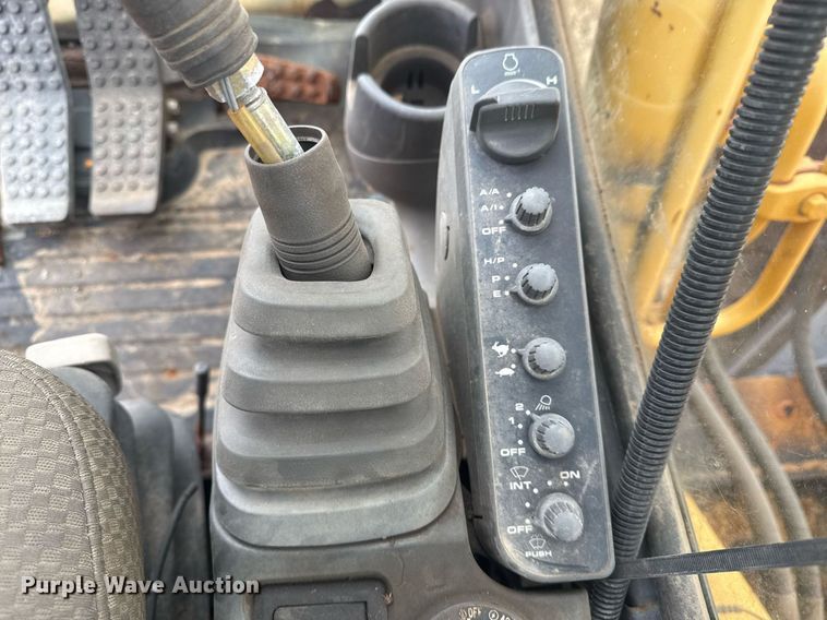 image for item EG7934 2005 John Deere 200C LC excavator