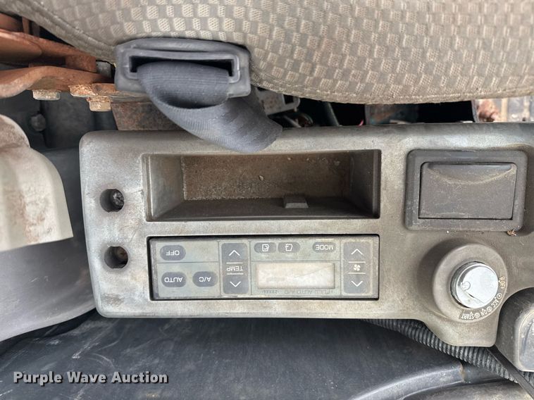 image for item EG7934 2005 John Deere 200C LC excavator