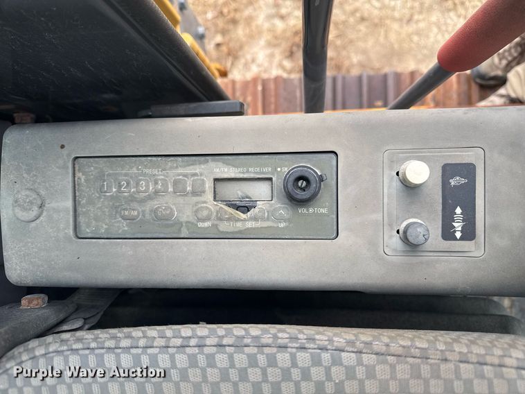 image for item EG7934 2005 John Deere 200C LC excavator