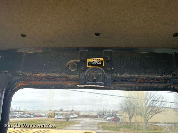 image for item EG7934 2005 John Deere 200C LC excavator