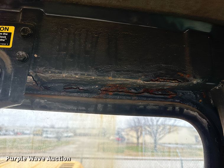 image for item EG7934 2005 John Deere 200C LC excavator