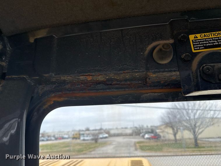 image for item EG7934 2005 John Deere 200C LC excavator