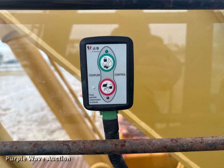 image for item EG7934 2005 John Deere 200C LC excavator