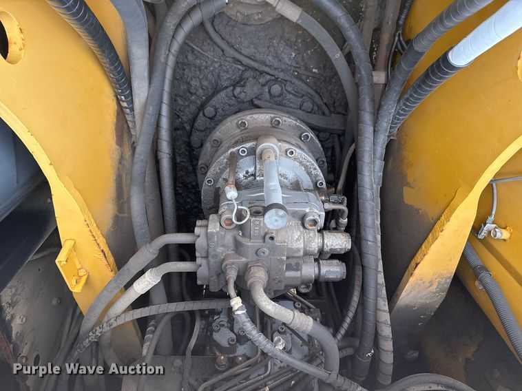 image for item EG7934 2005 John Deere 200C LC excavator