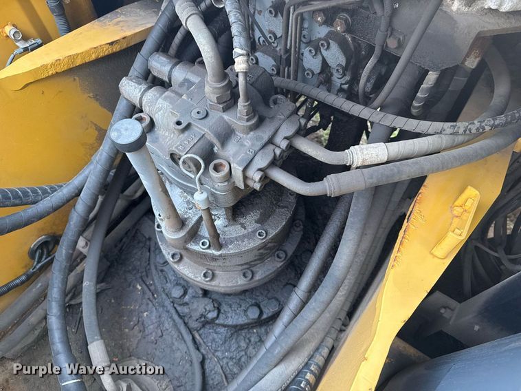 image for item EG7934 2005 John Deere 200C LC excavator