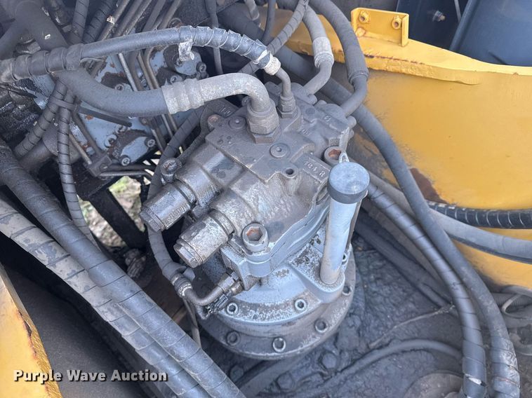 image for item EG7934 2005 John Deere 200C LC excavator