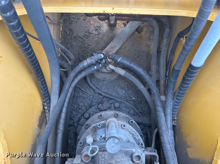 image for item EG7934 2005 John Deere 200C LC excavator
